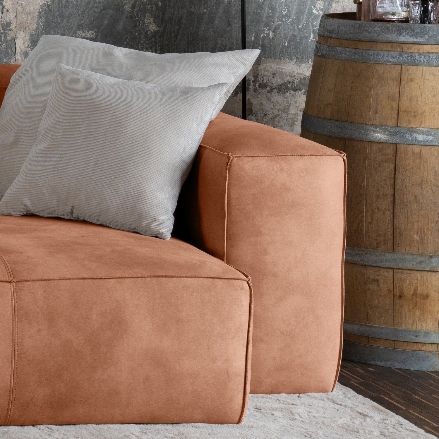 Tipi di pelle a confronto: i 9 tipi di pelle per divani più popolari a confronto diretto