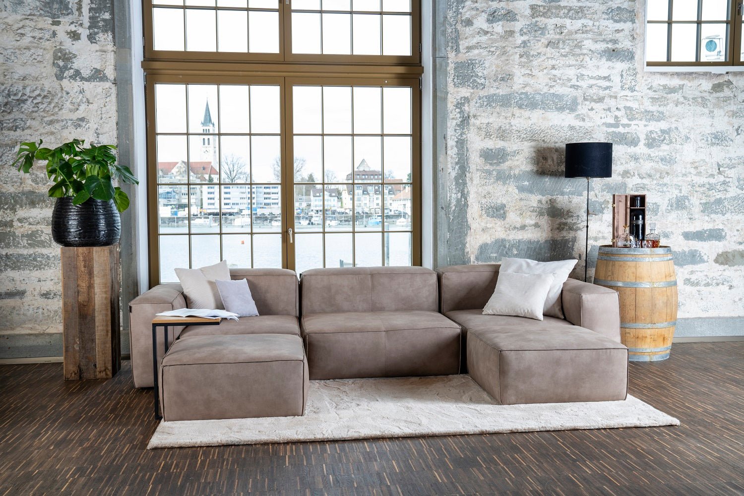 Come posso prendermi cura adeguatamente del mio divano in pelle?