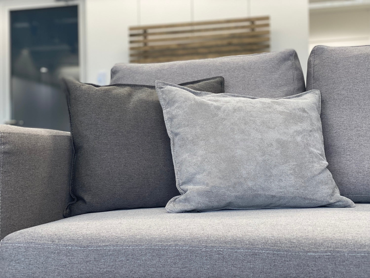 Rimuovere le macchie dal divano: funziona con questi 11 trucchi – Livom